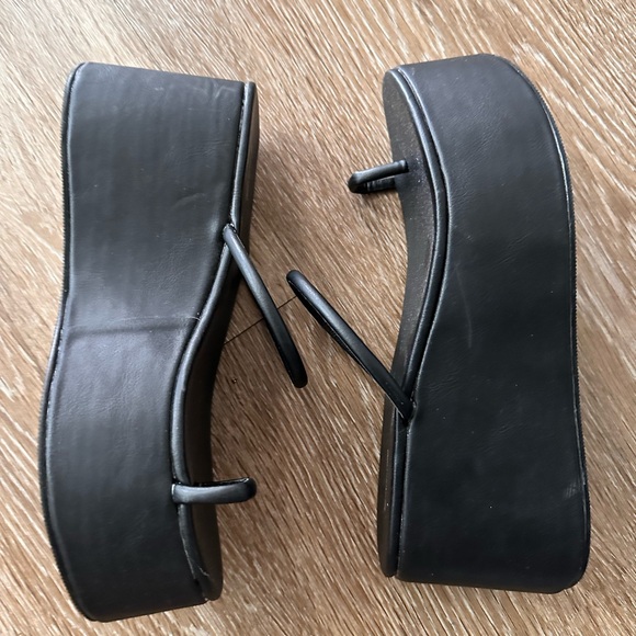 Pretty Little Thing Toe Loop Platform - Picture 4 of 6